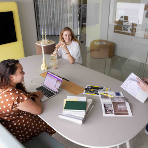 Moderne kantoorinrichting Pully Meet vergadertafel